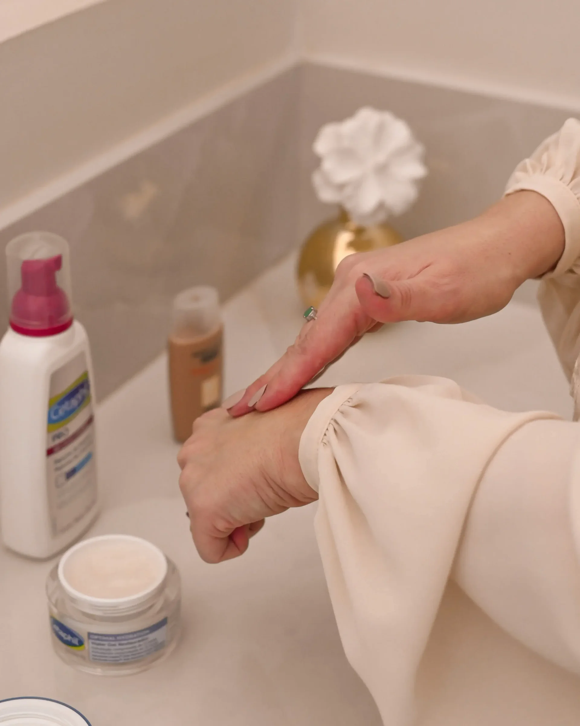 Tratamento para Mãos - Manchas, perda de volume e alterações de textura também revelam o envelhecimento das mãos. Conheça tratamentos dermatológicos em Uberlândia.